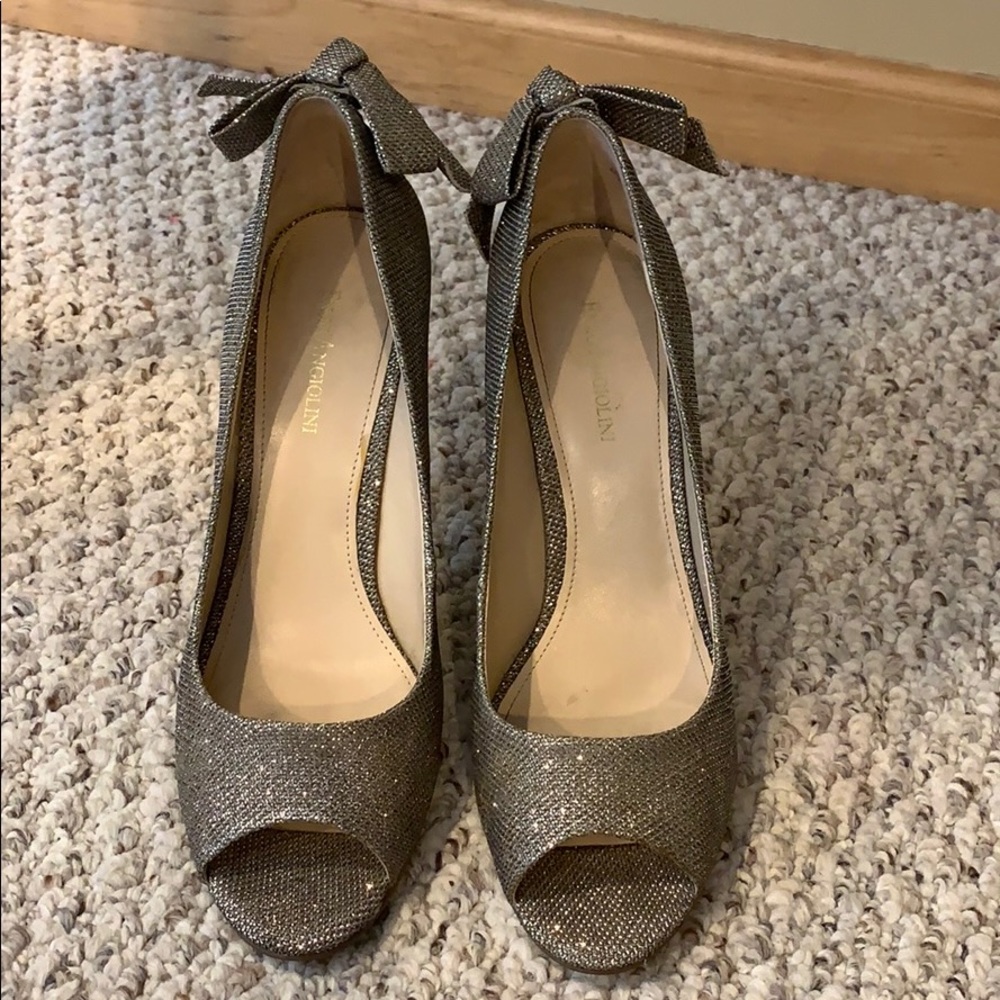 Dazzling, peep toe heels!